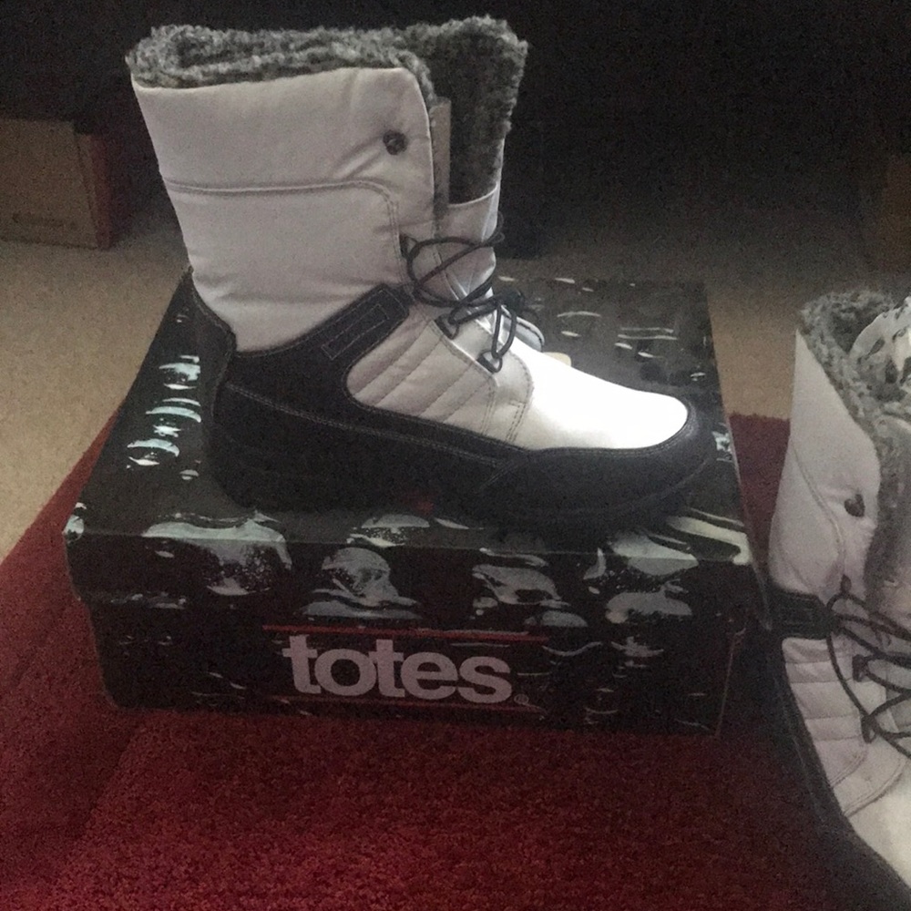 Waterproof boots! Only worn twice, no stains